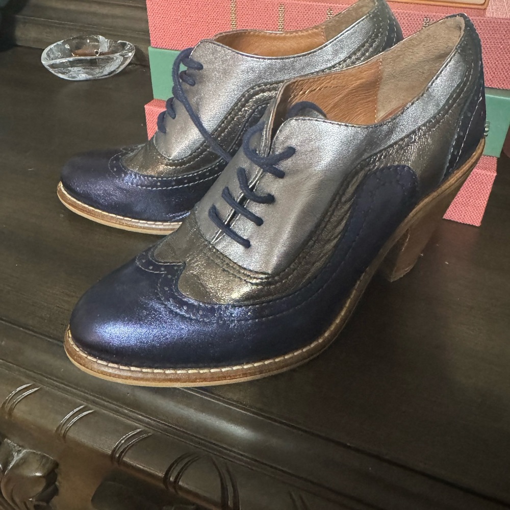 Elegant Women's Heeled Oxfords in Navy and Silver